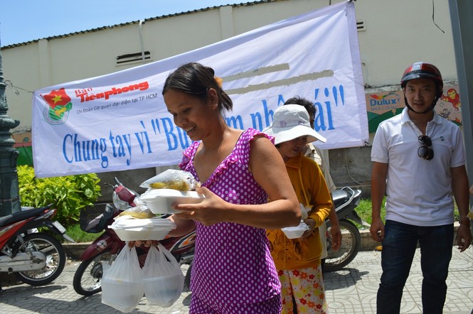 Báo Tiền Phong phát 200 suất cơm miễn phí - ảnh 3